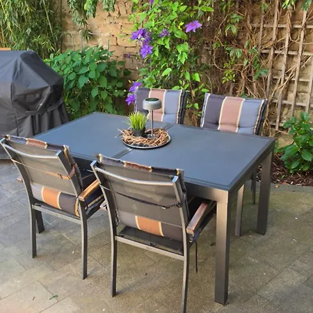 Manus, Fachwerk-idylle & High-end Outdoor-luxus
